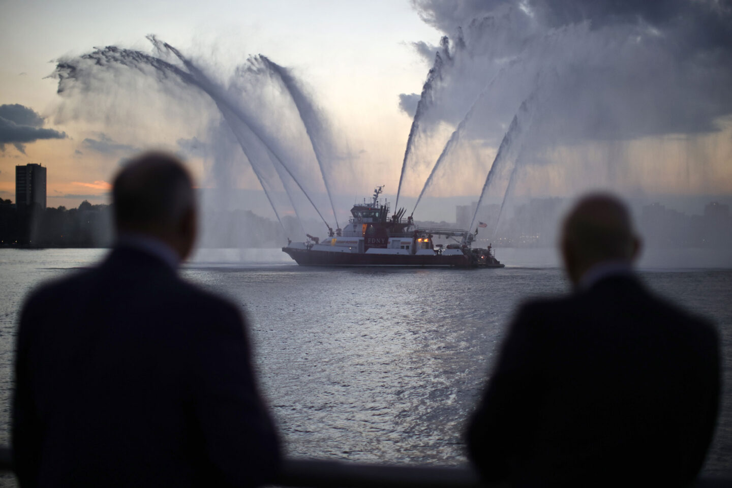 gala-cocktails-fireboat-display-2021