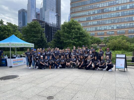 L'oreal volunteer group in the park
