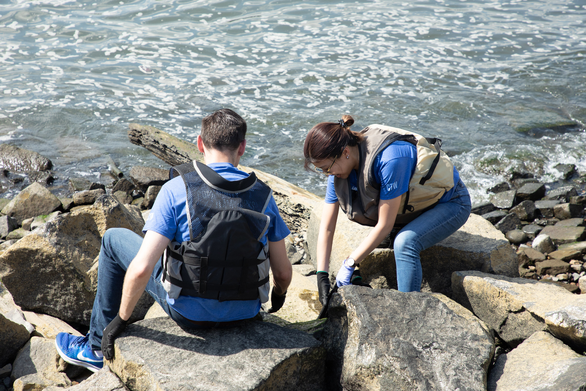 Volunteers at shoreline cleanup in Hudson River Park