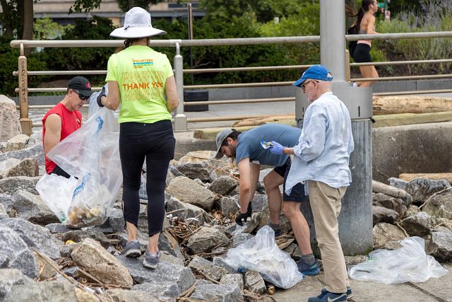 Volunteers collect waste during a Shoreline Cleanup at Gansevoort Peninsula