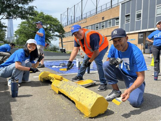 Citi volunteers painting