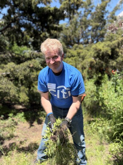 Citi volunteer gardening in Hudson River Park